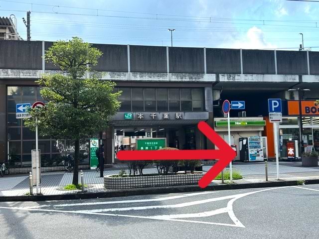 駅東口、ロータリーの対面側に渡ります
