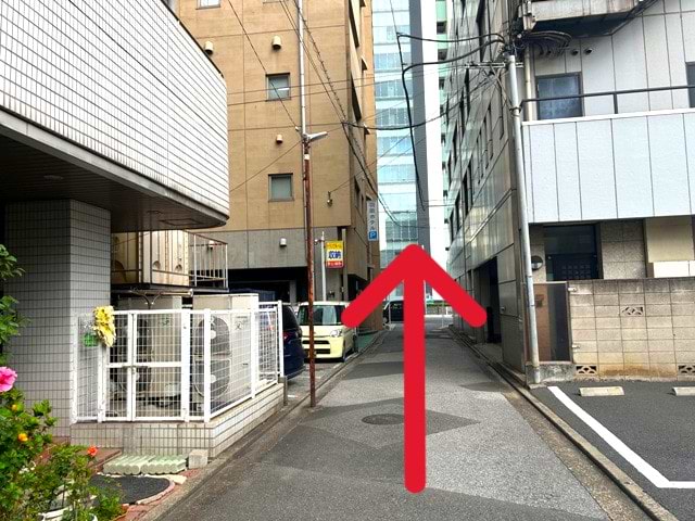 左上に羽田ホテルの看板が見えたら、右折すると当店がございます