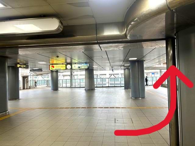 駅改札口は1ケ所です。出口5の右奥の通路へ進みます