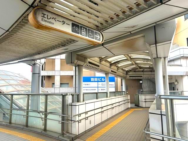 円状の歩道橋となります。右手へ進み、エレベーターで地上へ降ります