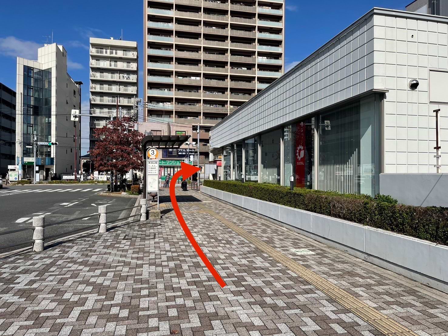 千葉銀行 南流山支店を右手に信号を渡り、右折します