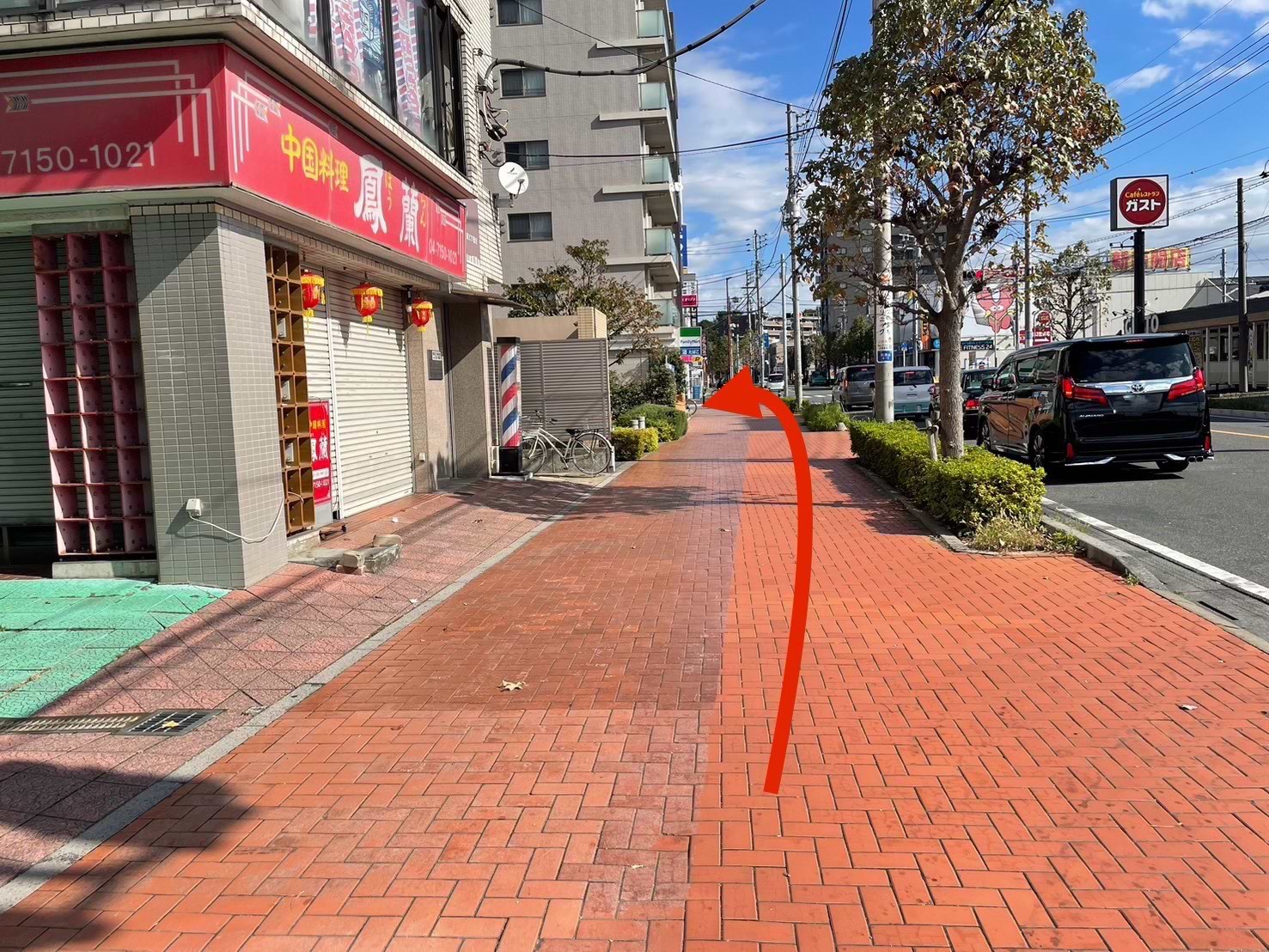 そのまま直進し、ファミリーマート 南流山四丁目店を目印に交差点を左折します