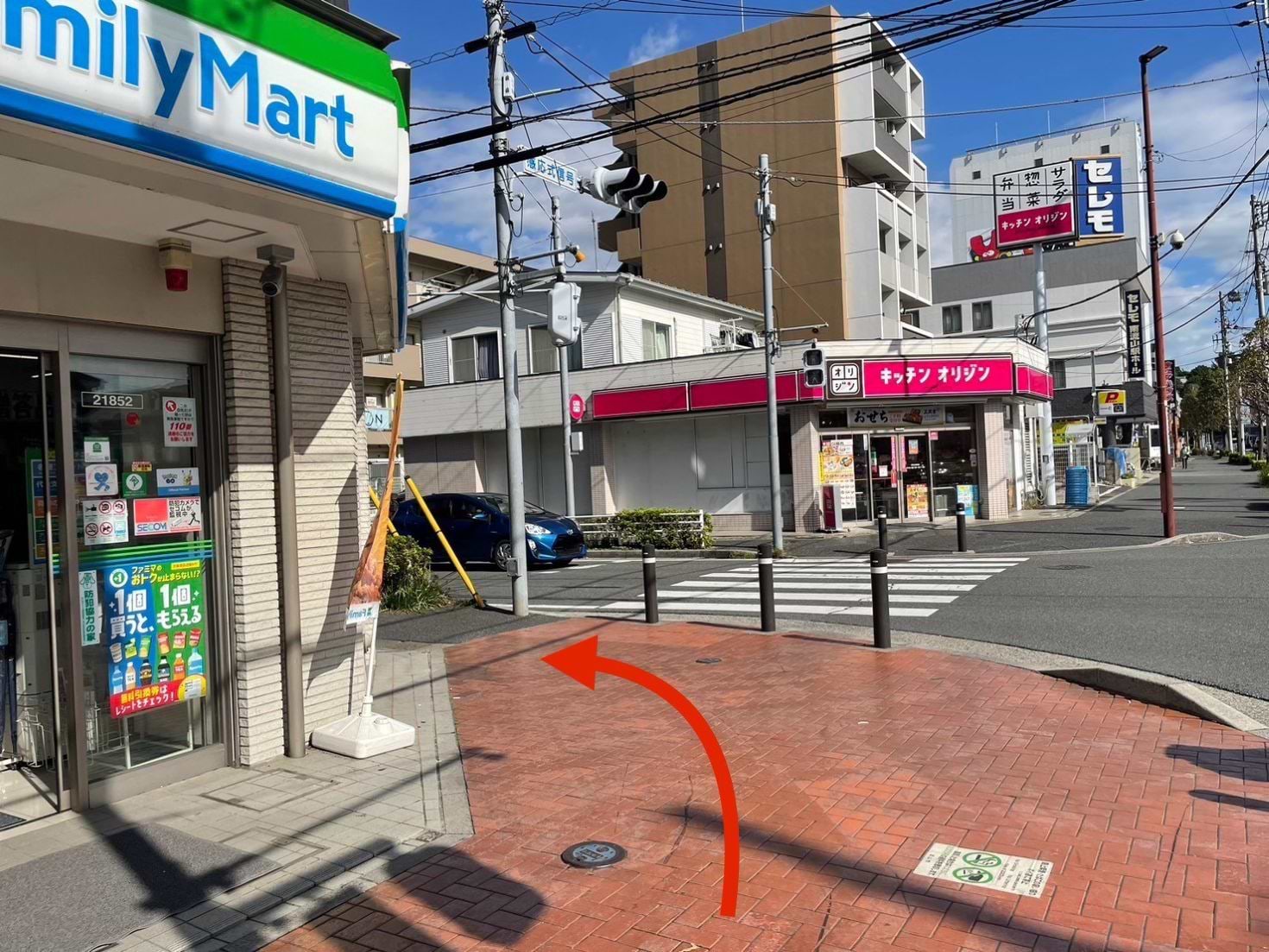 左折後、そのまま30mほど直進したら右手側に当店がございます