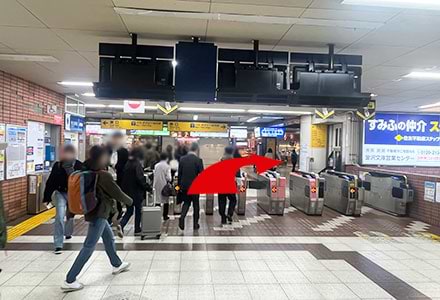 改札を出て右に曲がります。