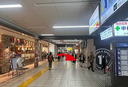 突き当り左手の階段を下がり西口に出ます。