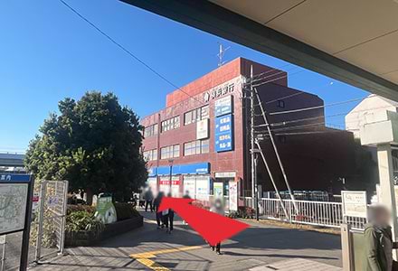 正面に建物が見えるので、バスロータリーを左から回り込むように進みます。