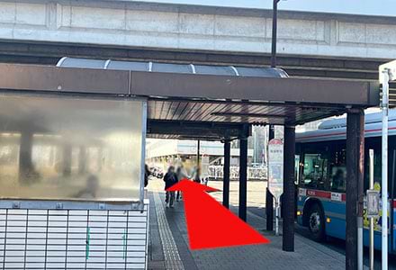 バス停を通り過ぎます。