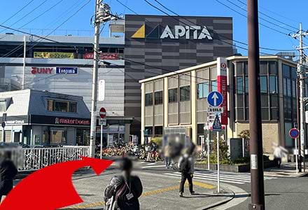 金沢文庫駅第二自転車駐車場が見えたら右に進みます。