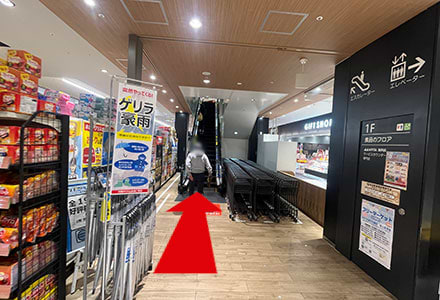 エスカレーターで3階まで上がります。