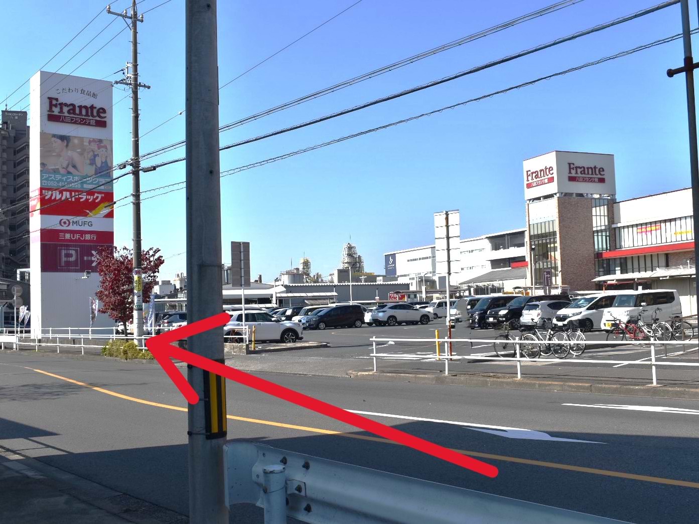 ヤマナカ八田フランテ様を右手に交差点を直進します