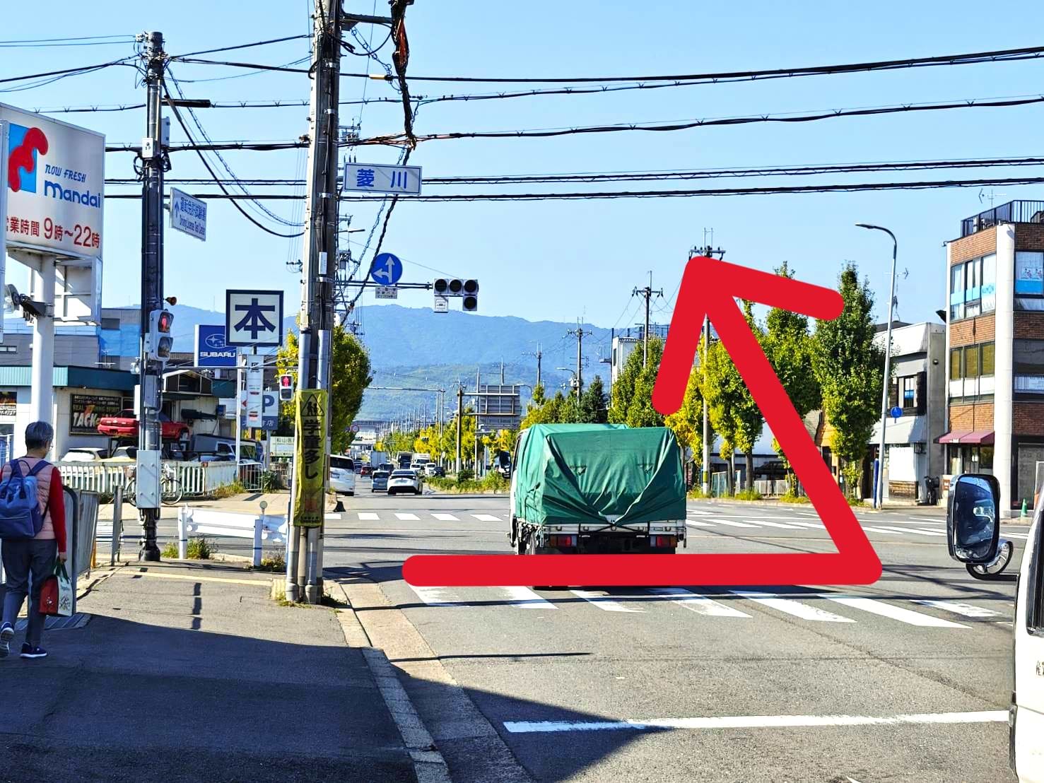 菱川交差点を斜向かいに渡り、府道203号線を200ｍほど直進すると右手に当店がございます