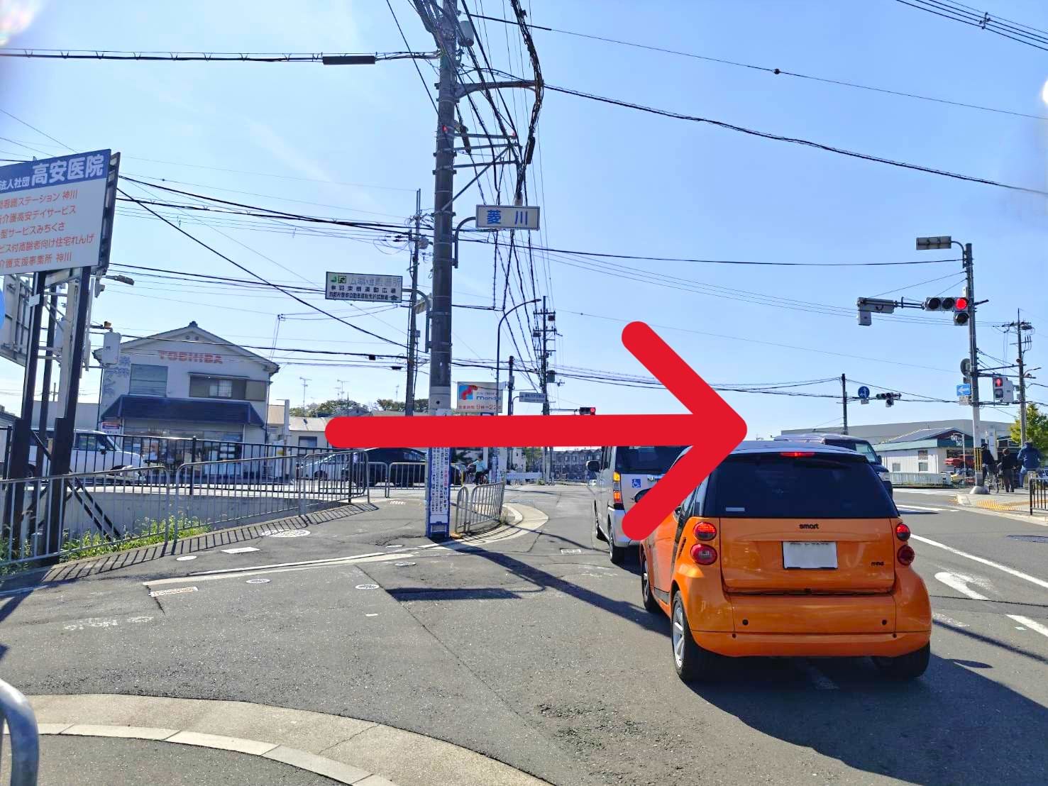 菱川交差点を右折します