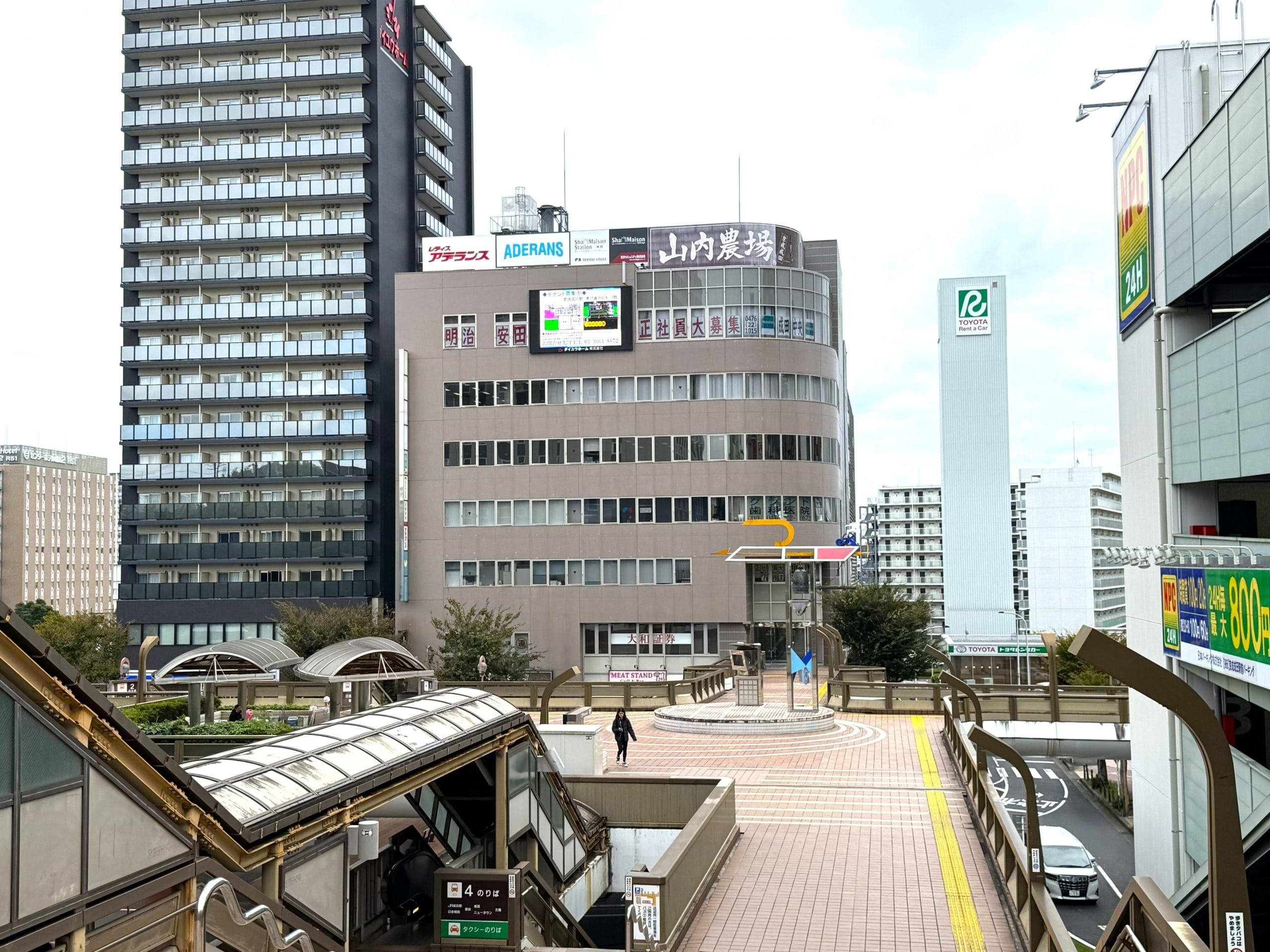 出てすぐ手前の「4のりば」の階段を下りて、左折します