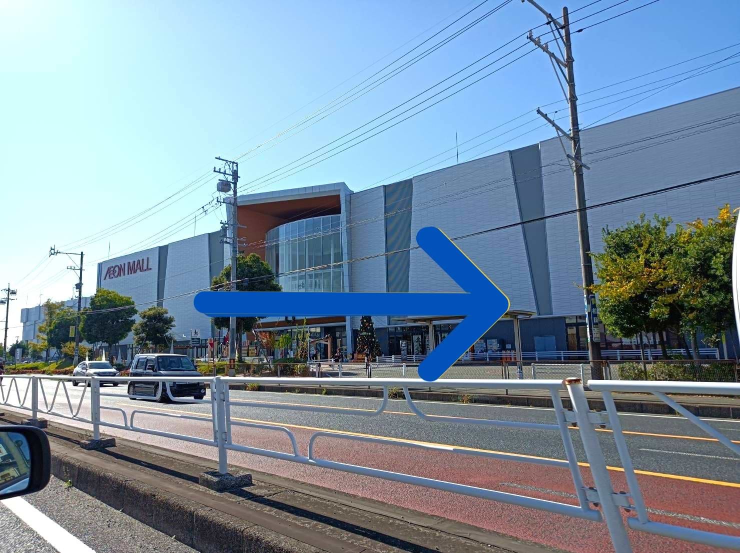 国道23号線沿いよりお越しの際は、イオンモール津南を左手に400ｍほど直進し、高茶屋小森交差点を左折します。大木橋を渡り、近鉄道路へ出ます