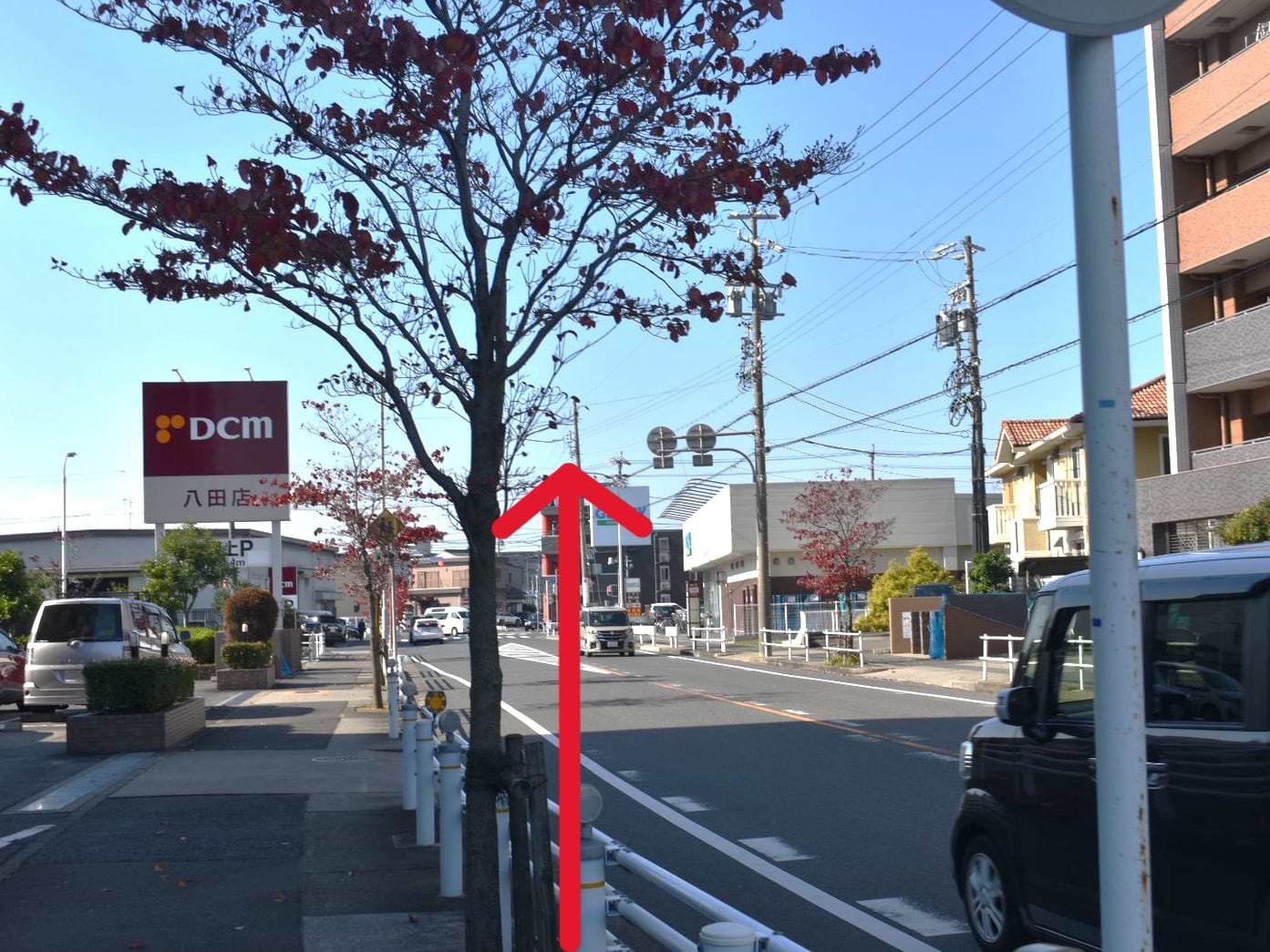 左手にDCM様が見えますので、そのまま進みます