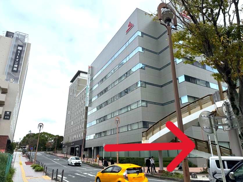 ミートイン成田手前の横断歩道を渡り、京成成田駅入口交差点まで直進します