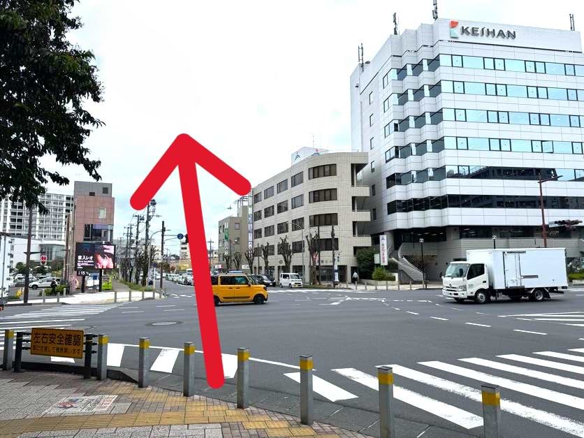 交差点を京阪成田ビルの方向に直進します