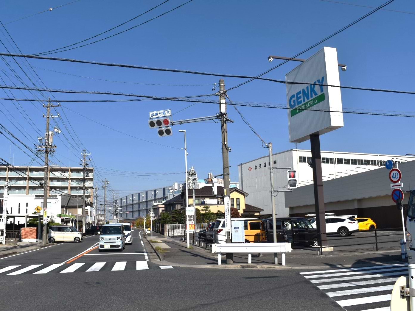 GENKY様に向かって交差点を渡ります