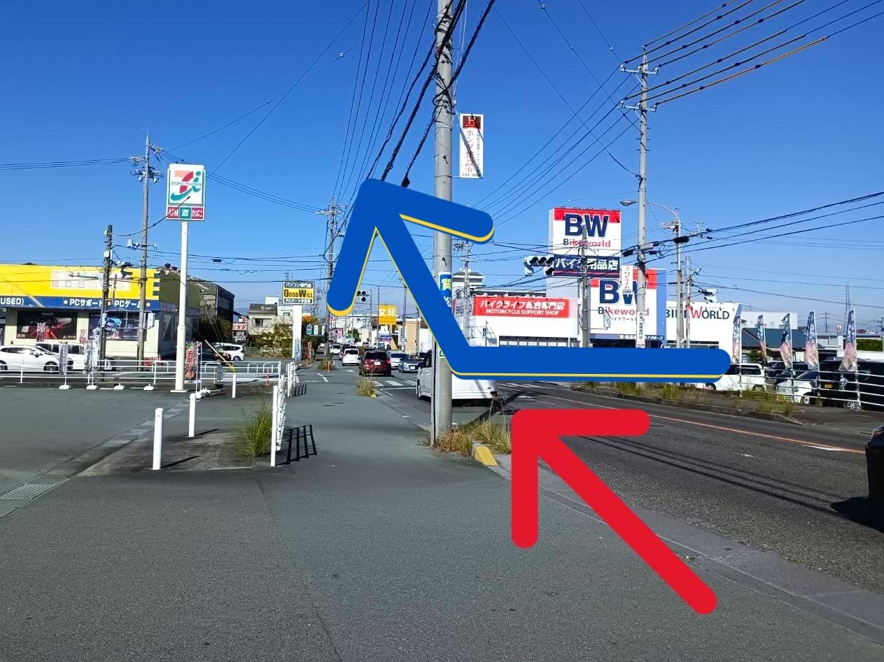 バイクワールド 津・高茶屋店を右手に交差点を北へ進みます