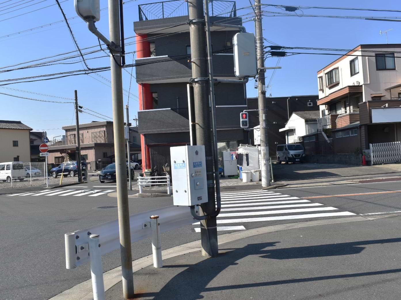 GENKY様を背にして横断歩道を渡った先に当店がございます