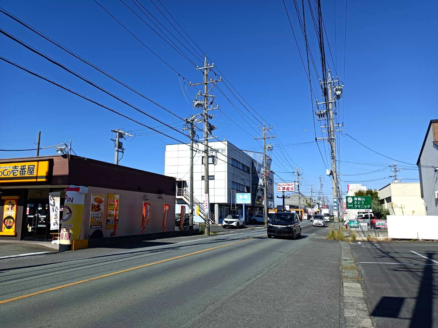 カレーハウス CoCo壱番屋 津高茶屋店とファッションセンターしまむら 高茶屋店の間の建物に当店がございます