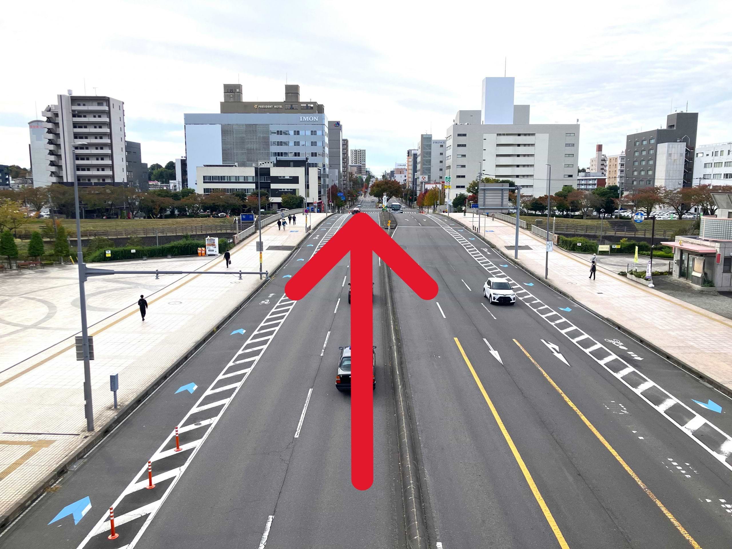 駅南中央通りを600ｍほど直進します