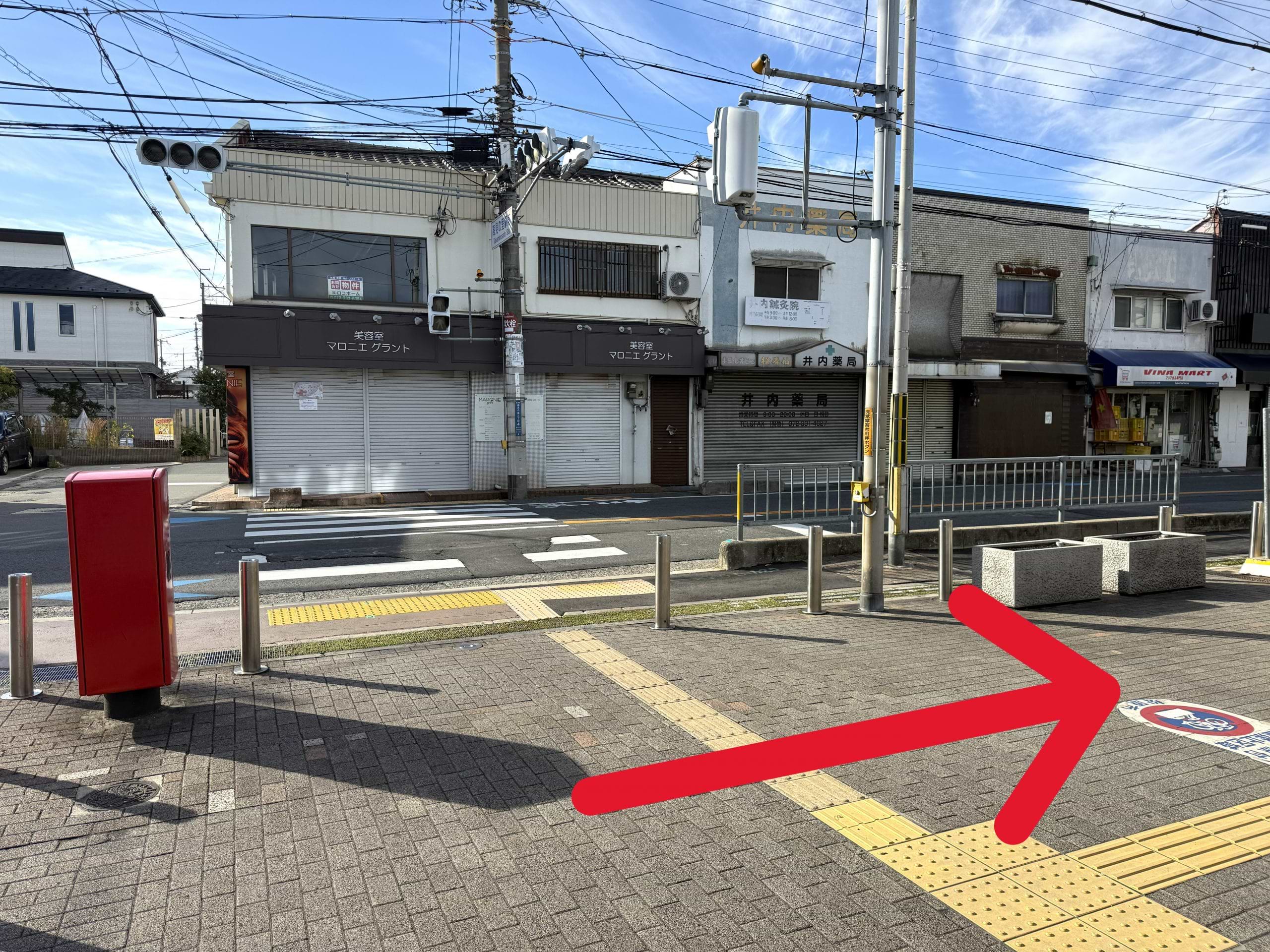 駅を背に、信号を渡らずそのまま右折します