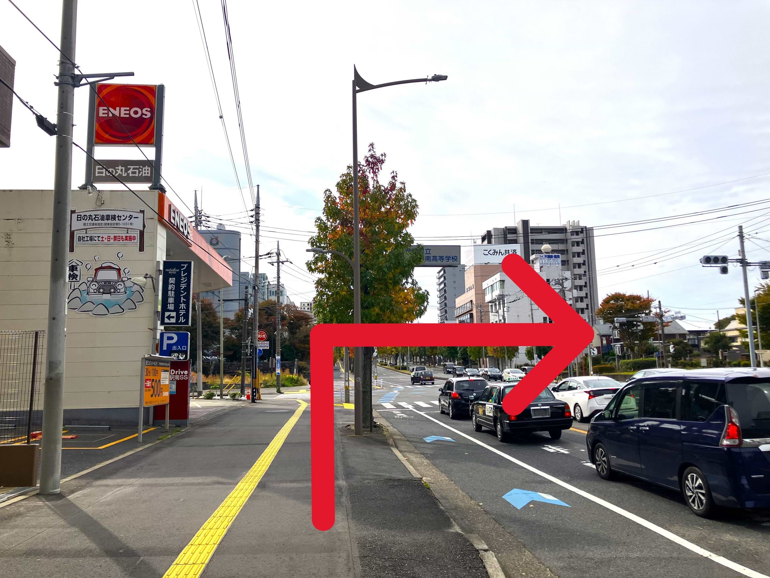 ENEOS Dr.Drive水戸駅南SS、水城高校前の白梅二丁目交差点を市役所方面に右折すると、右手のビル1階に当店がございます