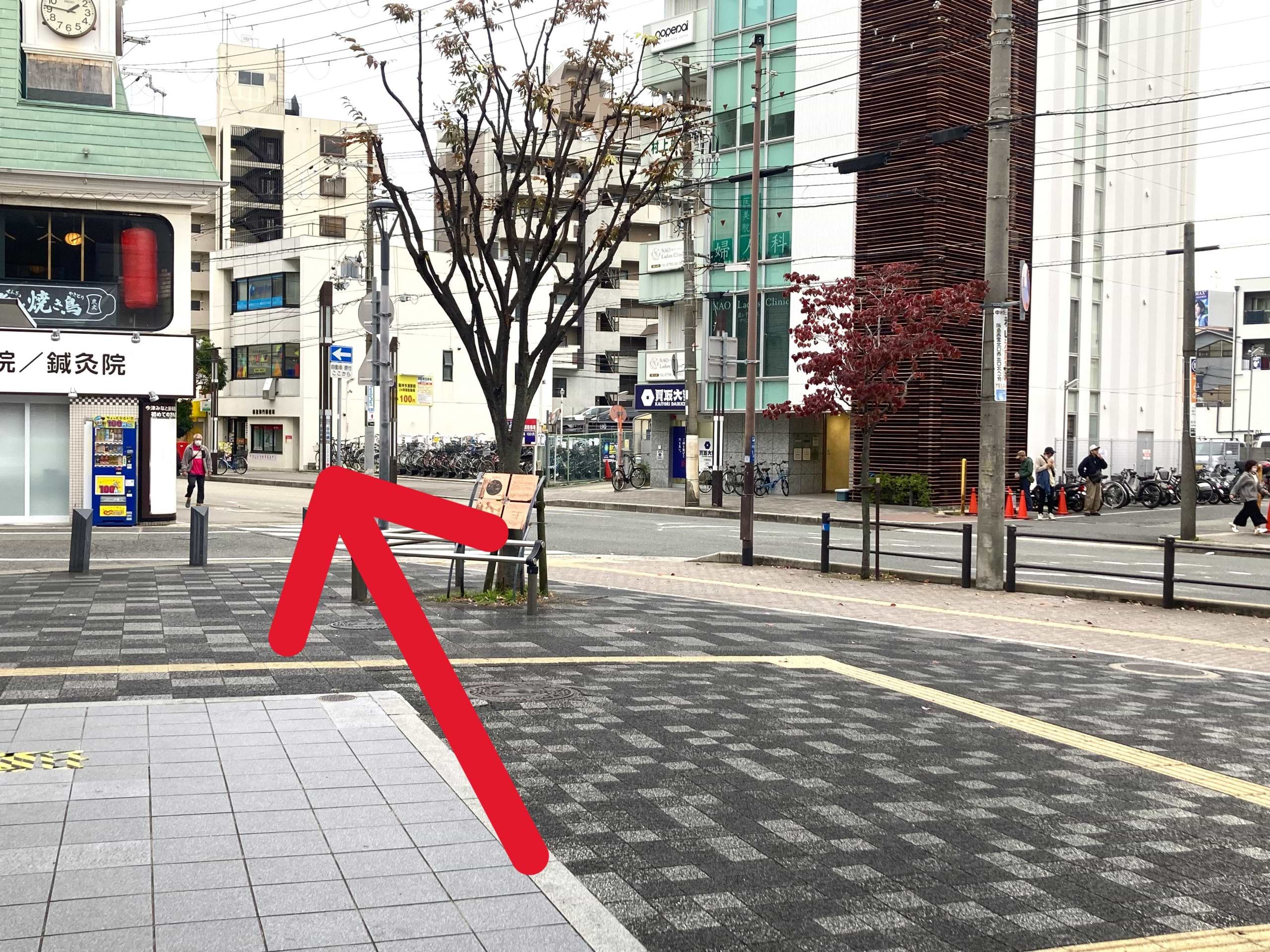 エスカレーターを降りたら左へ進みます