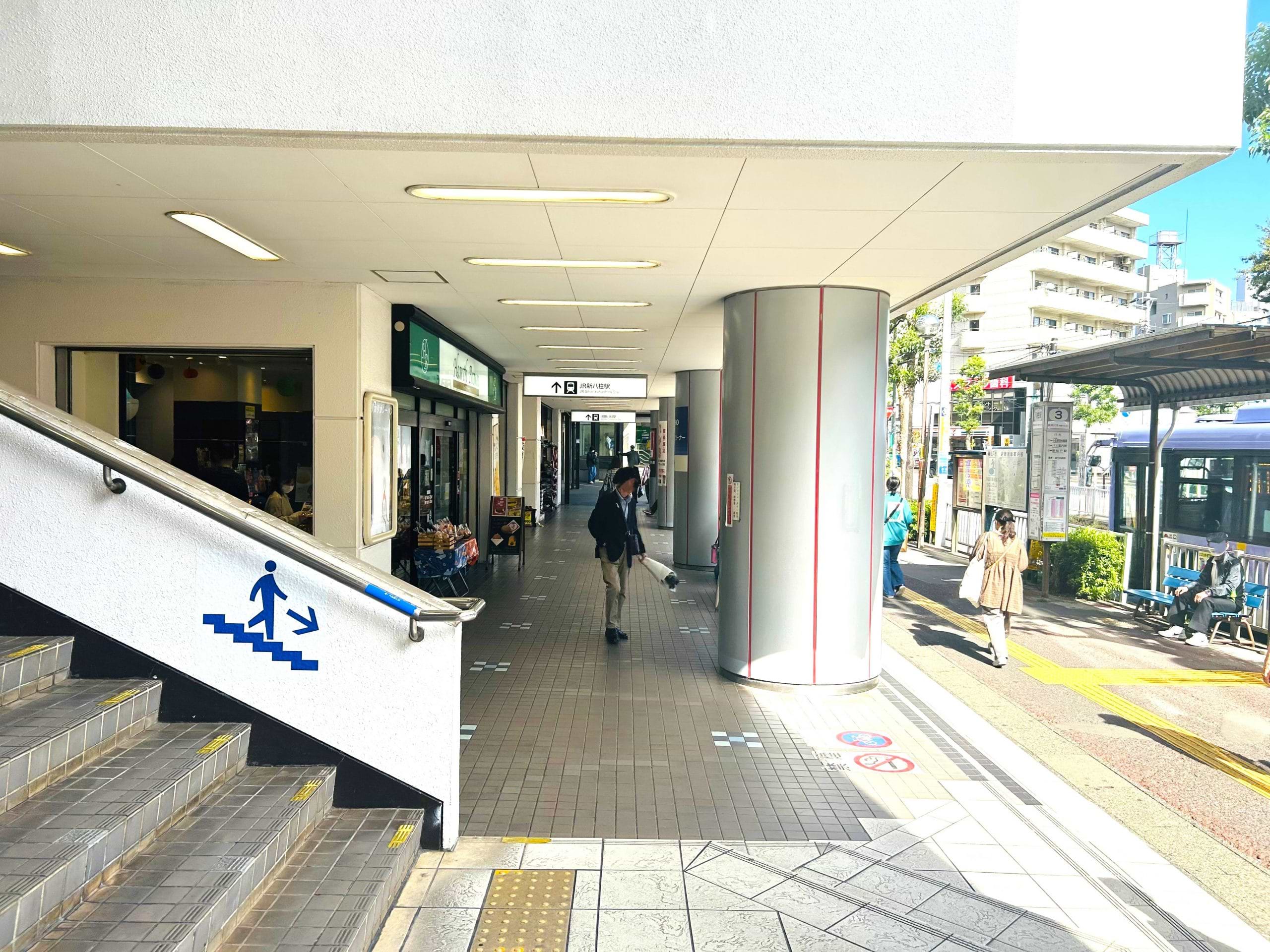 階段を降りると、左手に八柱駅バス停があります