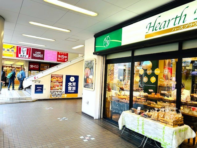 パン屋さん「ハースブラウン 八柱店」を目印に階段前を右折します