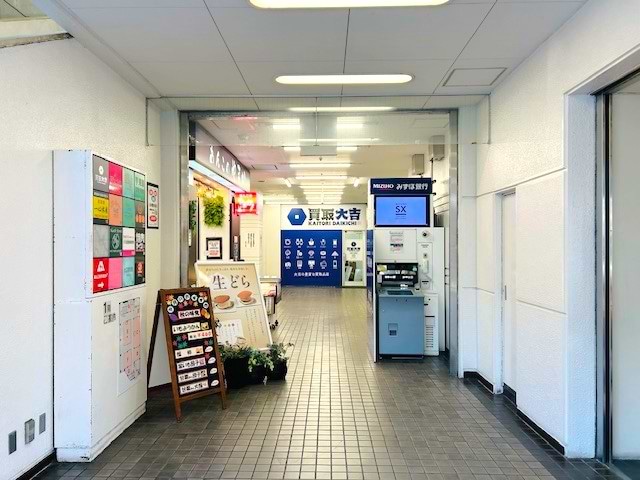 「あんこのやまか八柱店」とみずほ銀行ATM（新京成八柱駅出張所）の奥に当店がございます