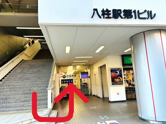 階段の横へUターンするように進みます