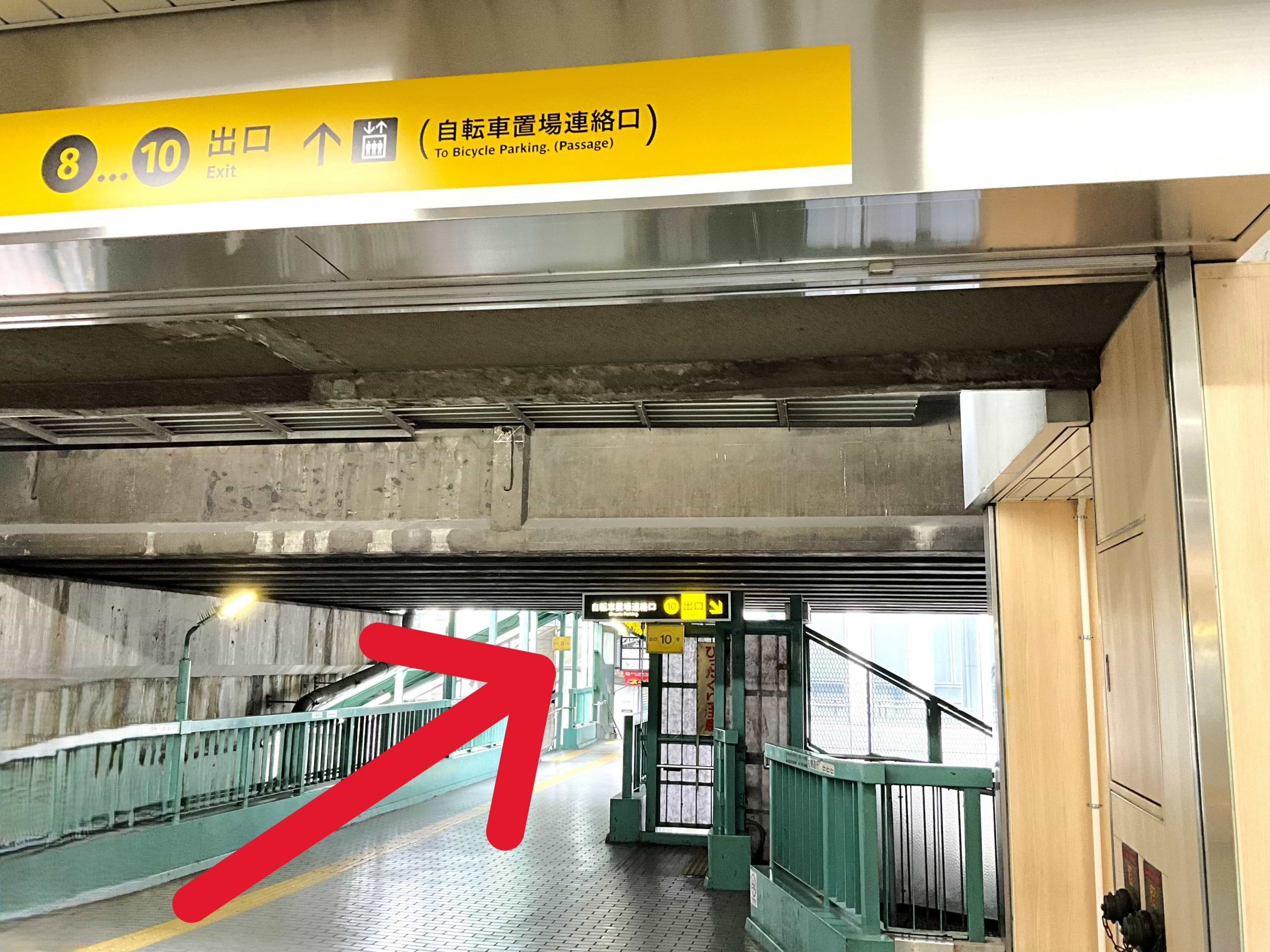 歩道橋を直進します