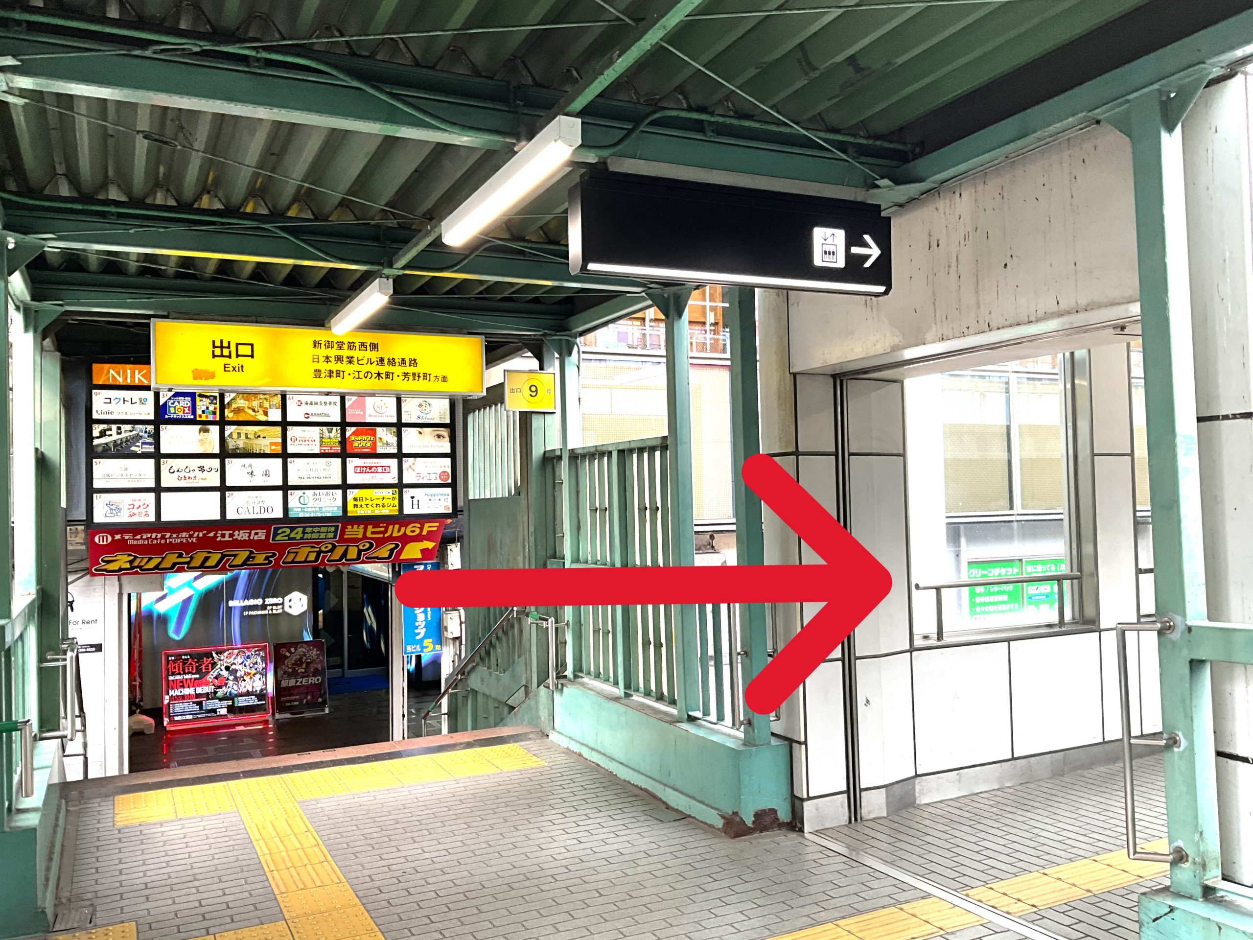 右側にエレベーターございますので、右折します