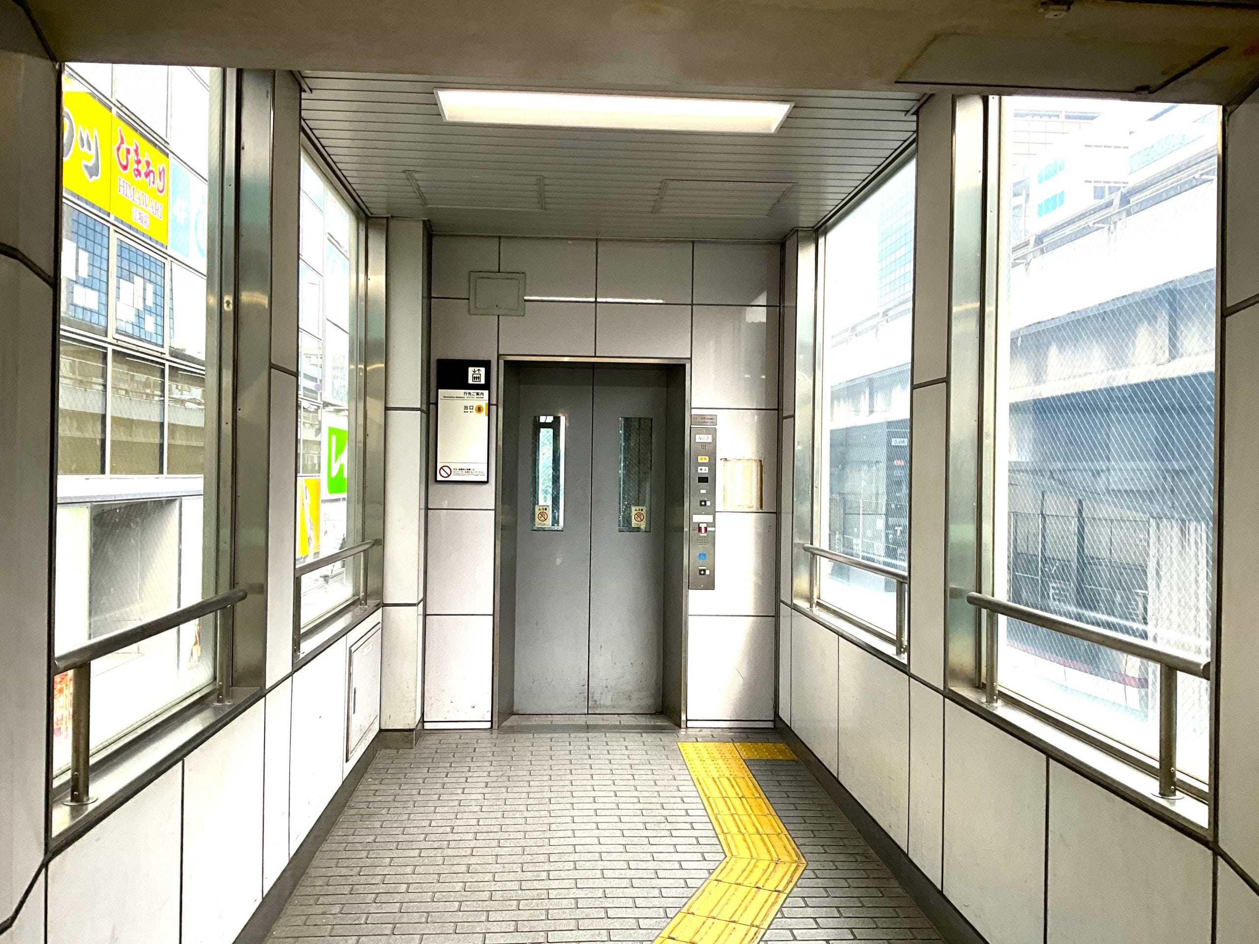 こちらのエレベーターで地上に降ります