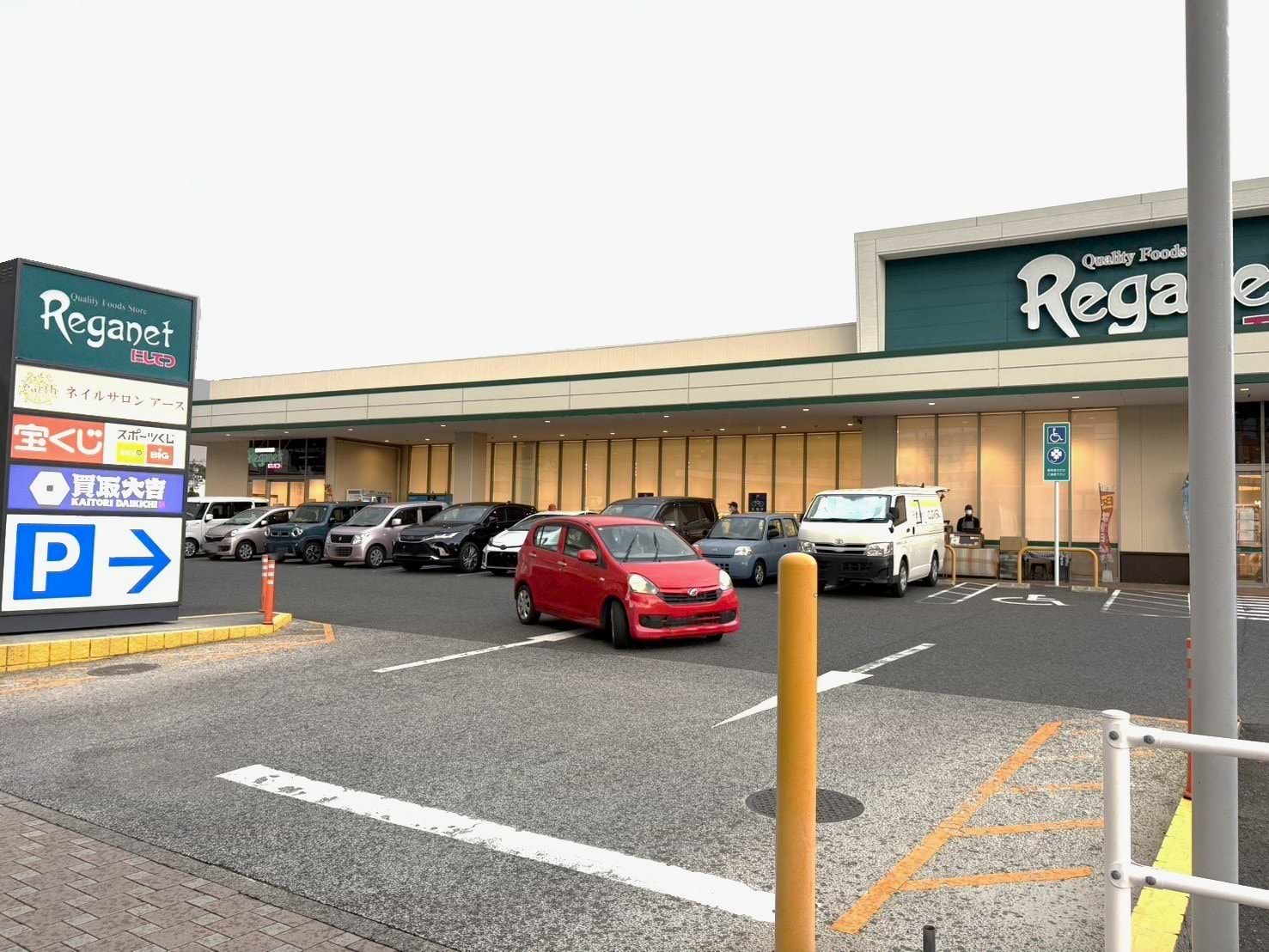 お車でお越しの際は、レガネット中間の駐車場をご利用ください