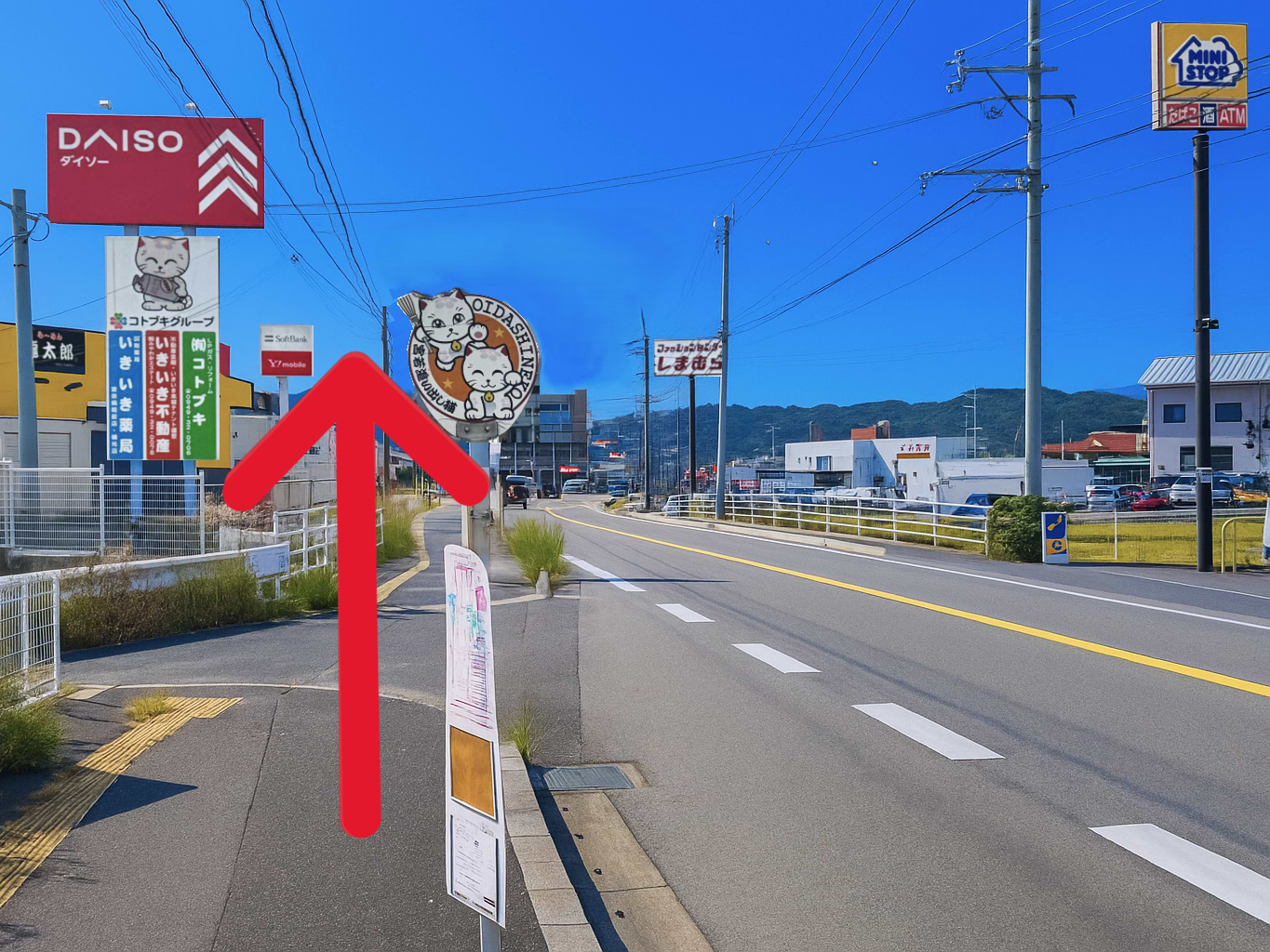 下車後、ミニストップ 宮若本城店を右手に県道21号線を130ｍほど直進します