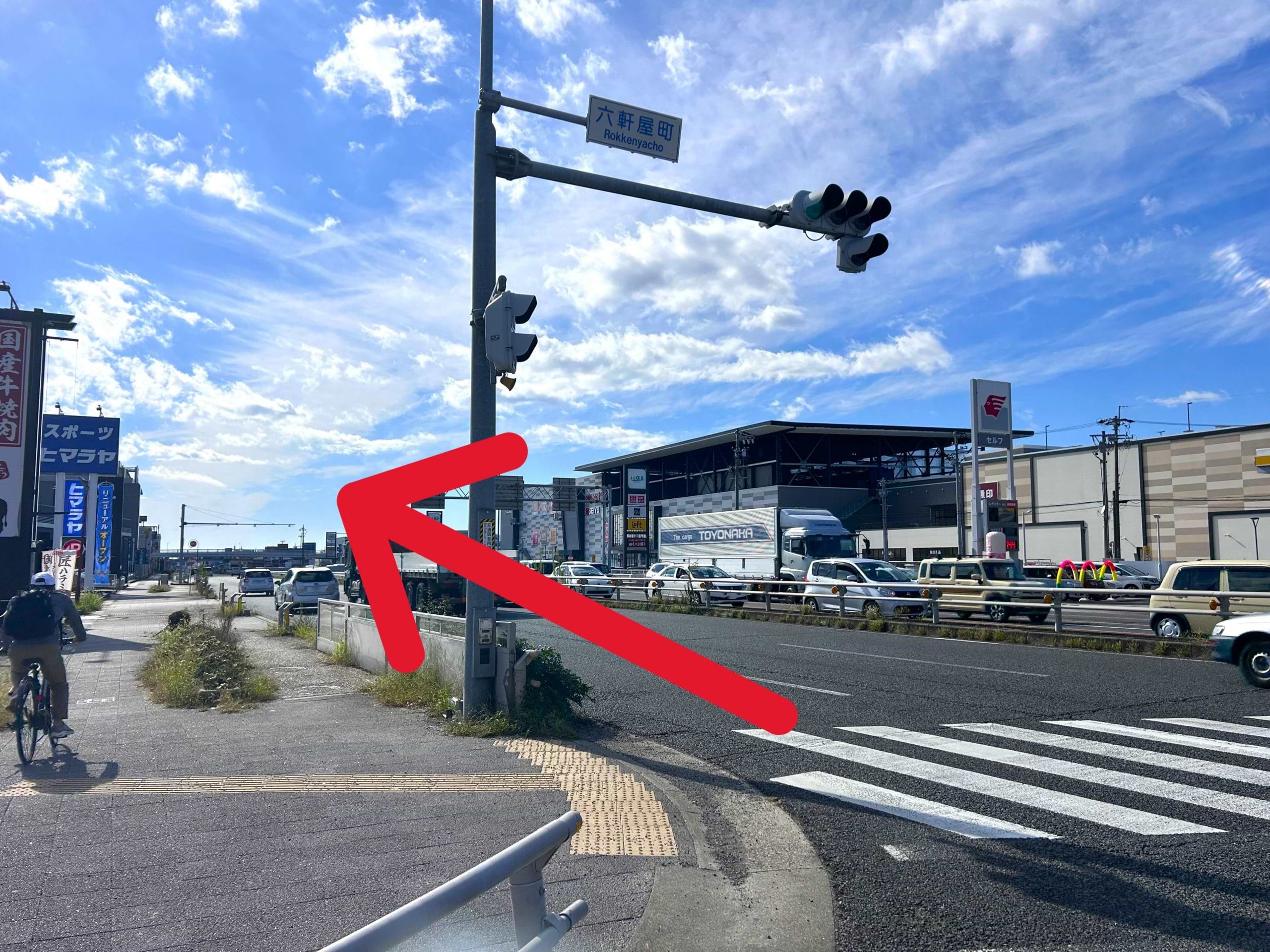 イーアスを右手に、国道19号線を700ｍほど直進します