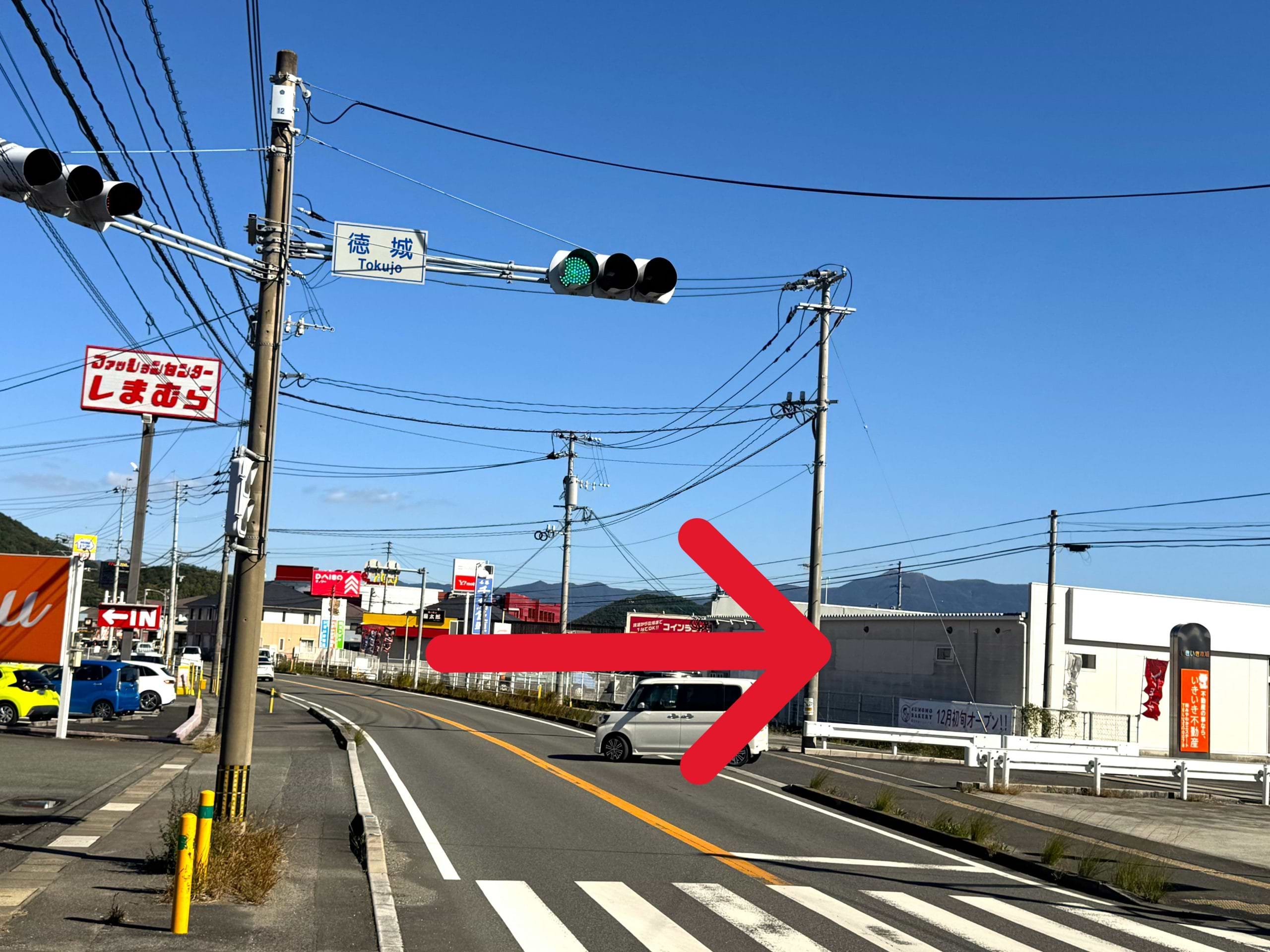 徳城交差点の信号からすぐ近くにモール内への出入口がございます