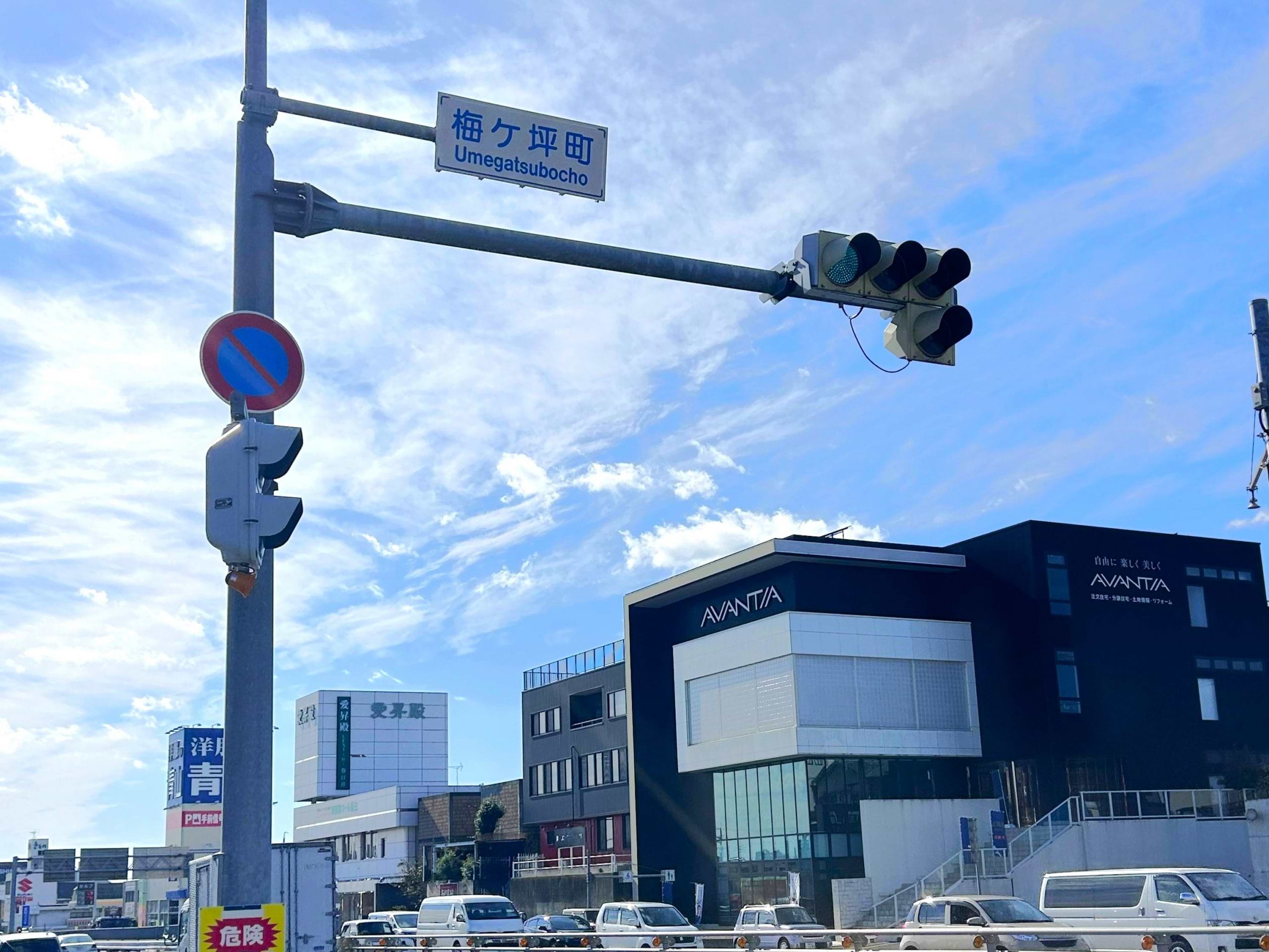 1つ目の信号、梅ヶ坪町交差点を右折します