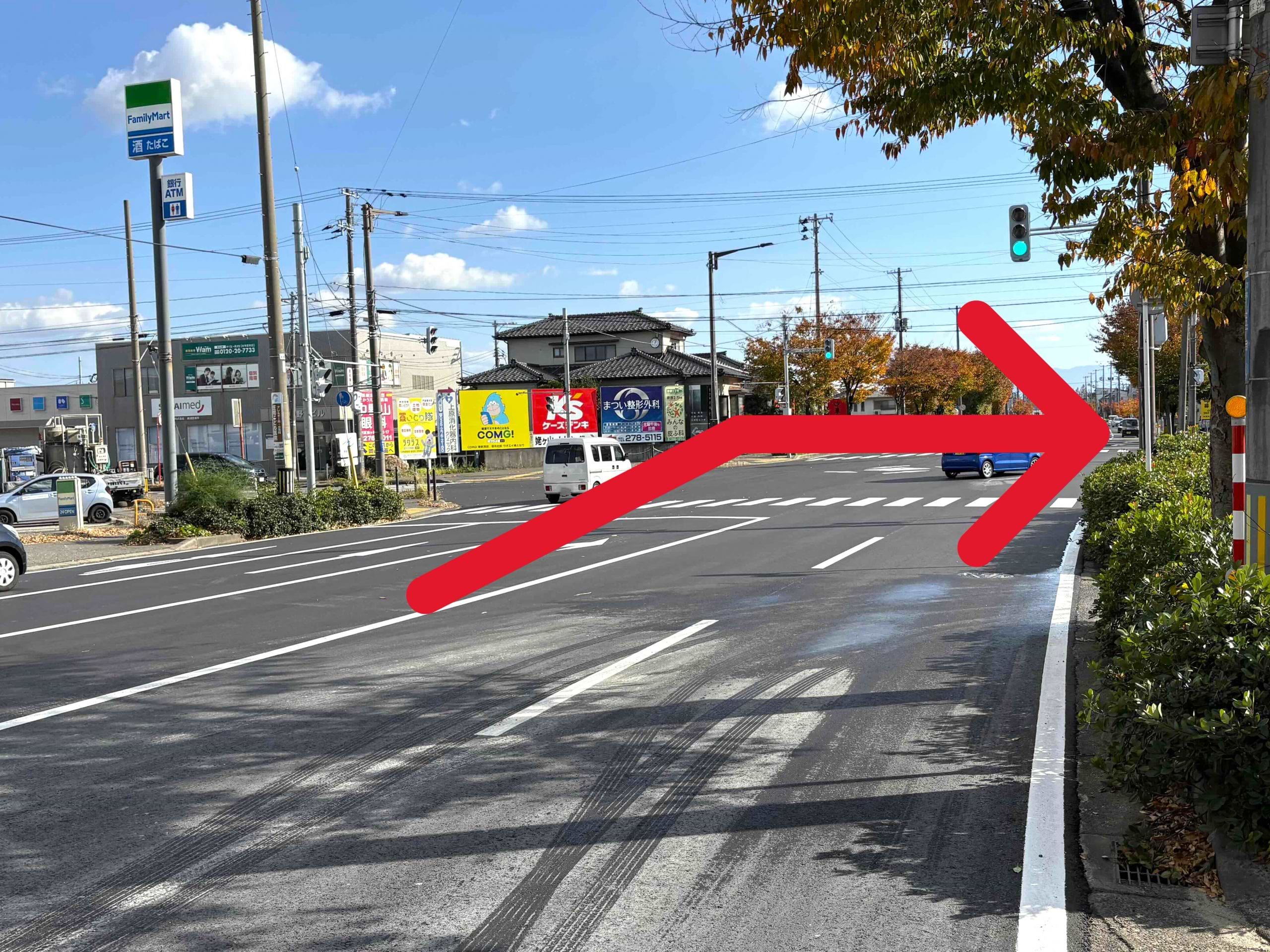 竹尾インターを出て赤道を亀田方面に向かい、しばらく直進し、ファミリーマート 新潟中野山五丁目店を左手に交差点を右折します