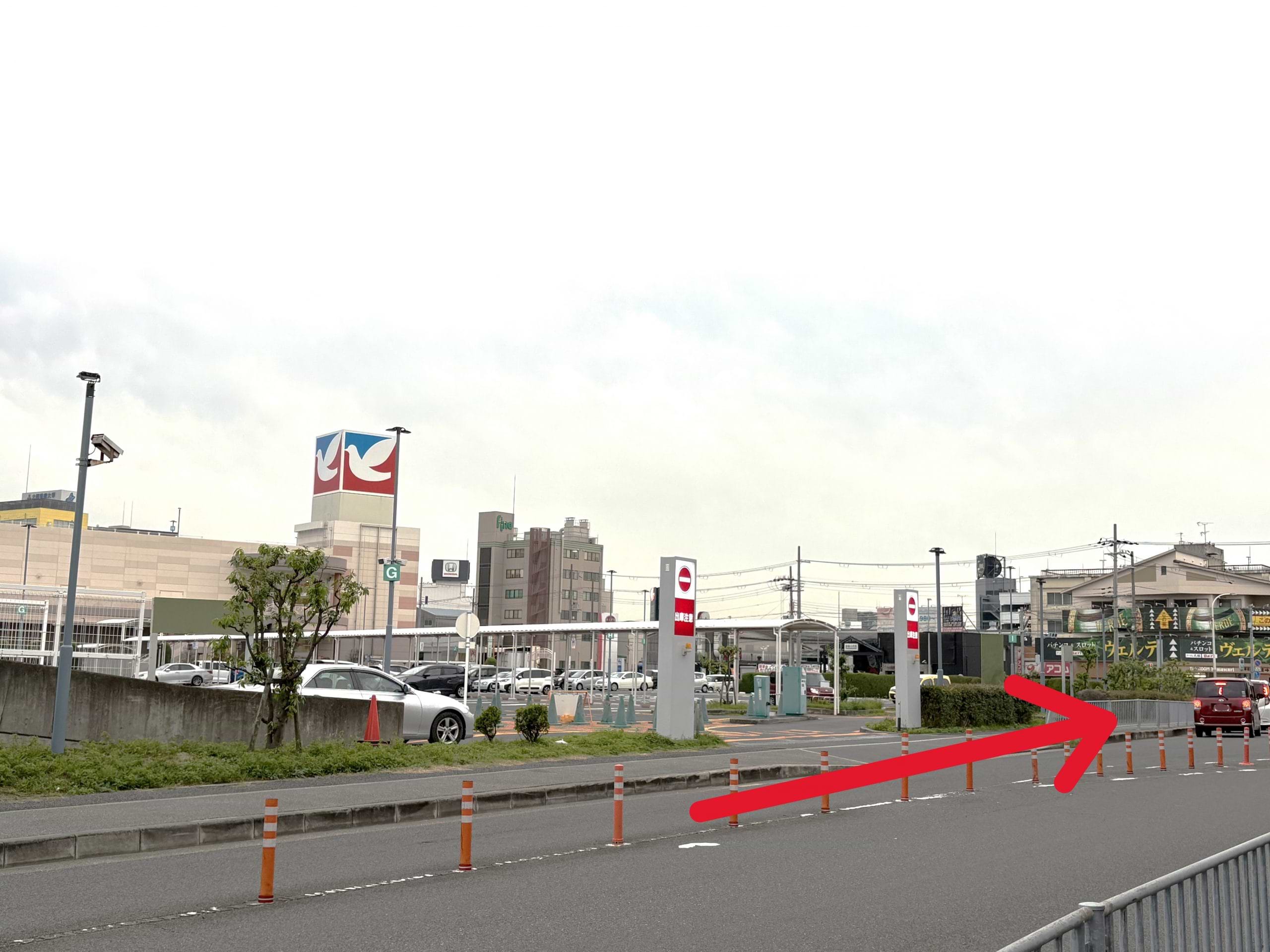 イトーヨーカドー津久野店様の駐車場を出て左へ進みます