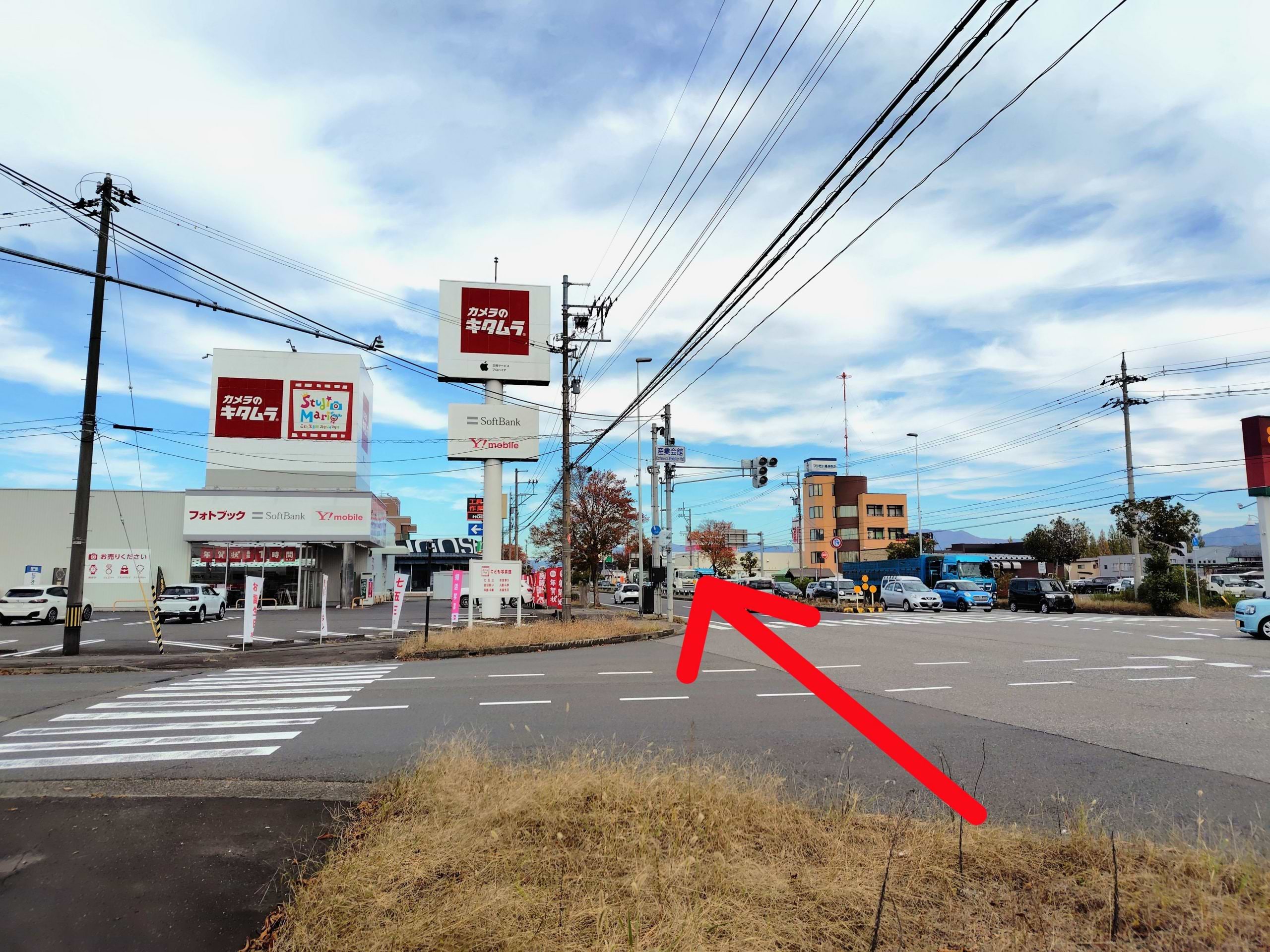 国道8号線、産業会館交差点を直進します