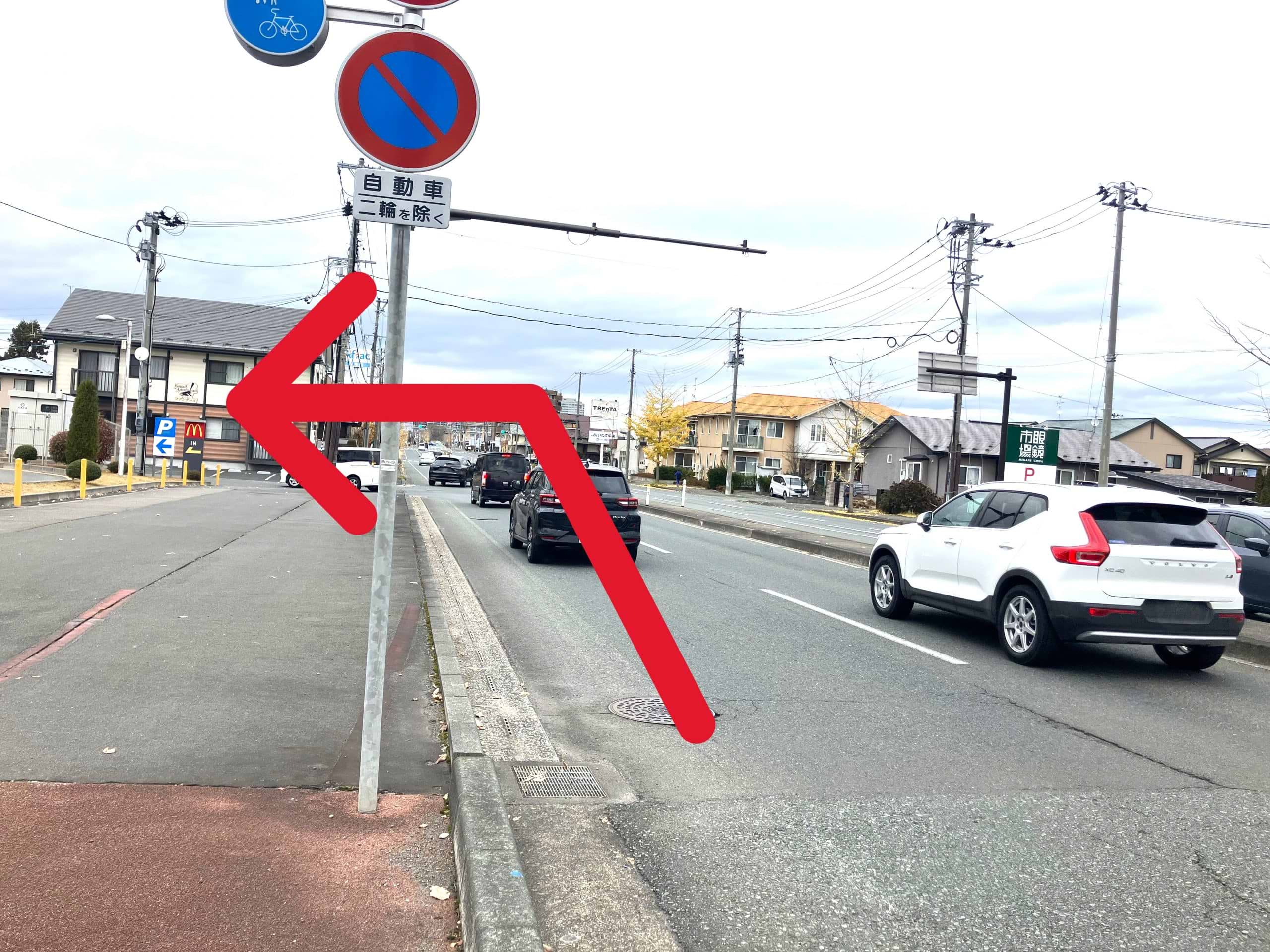 曲がってすぐ左折し、マクドナルド 盛岡西バイパス本宮店を左手に裏道を進みます