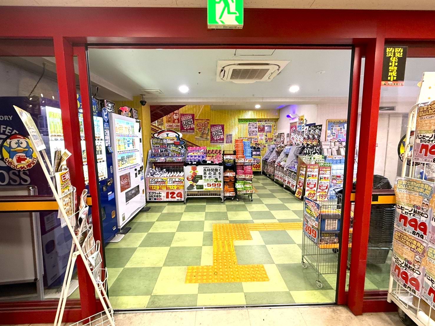 店内へ入ったら階段、またはエレベーターで1階へ降ります