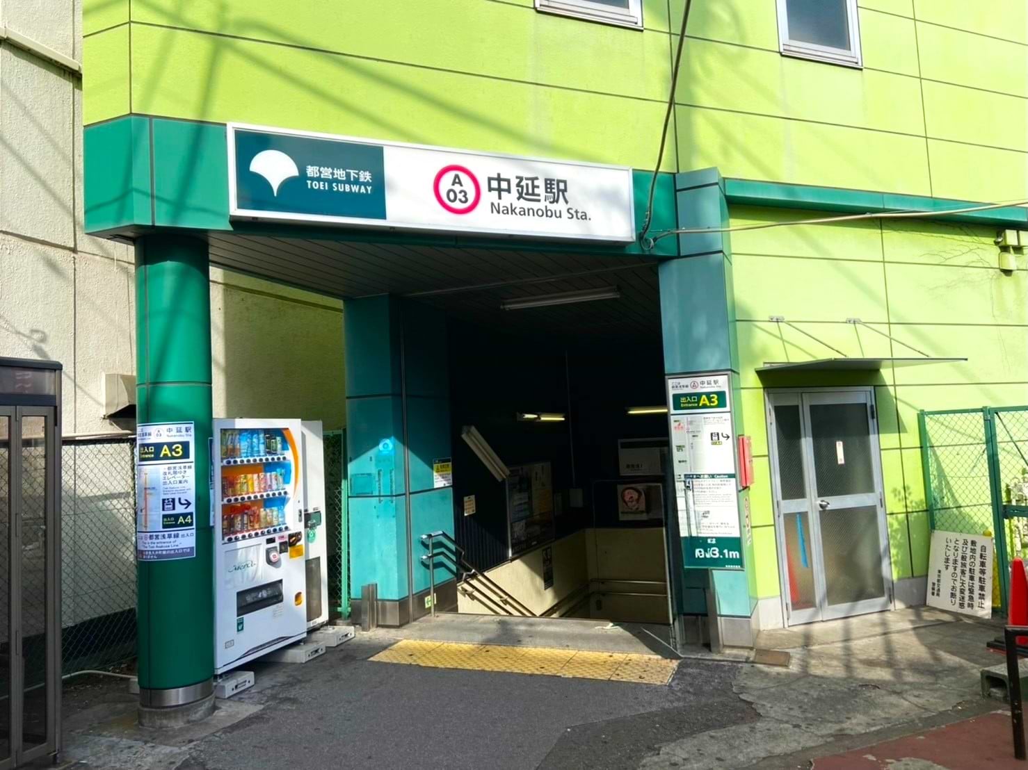 出口を出て、正面に当店がございます