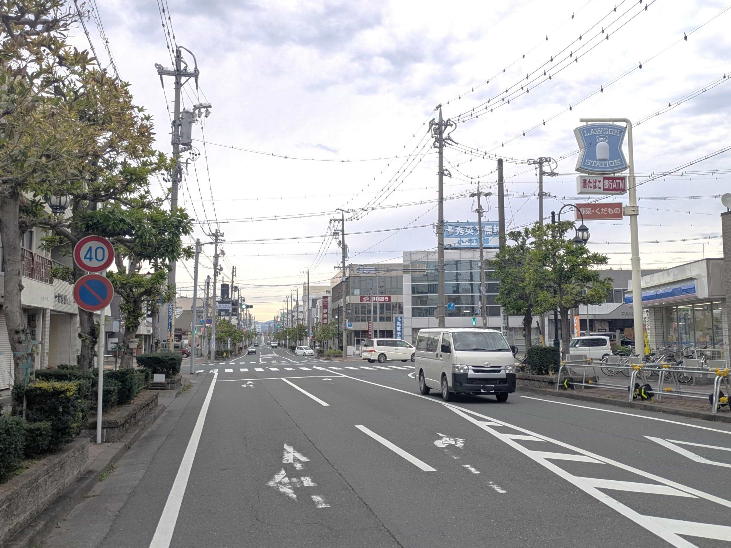 道なりに進むと右側にローソンがみえてきます。さらに袋井駅北の交差点を通りこします