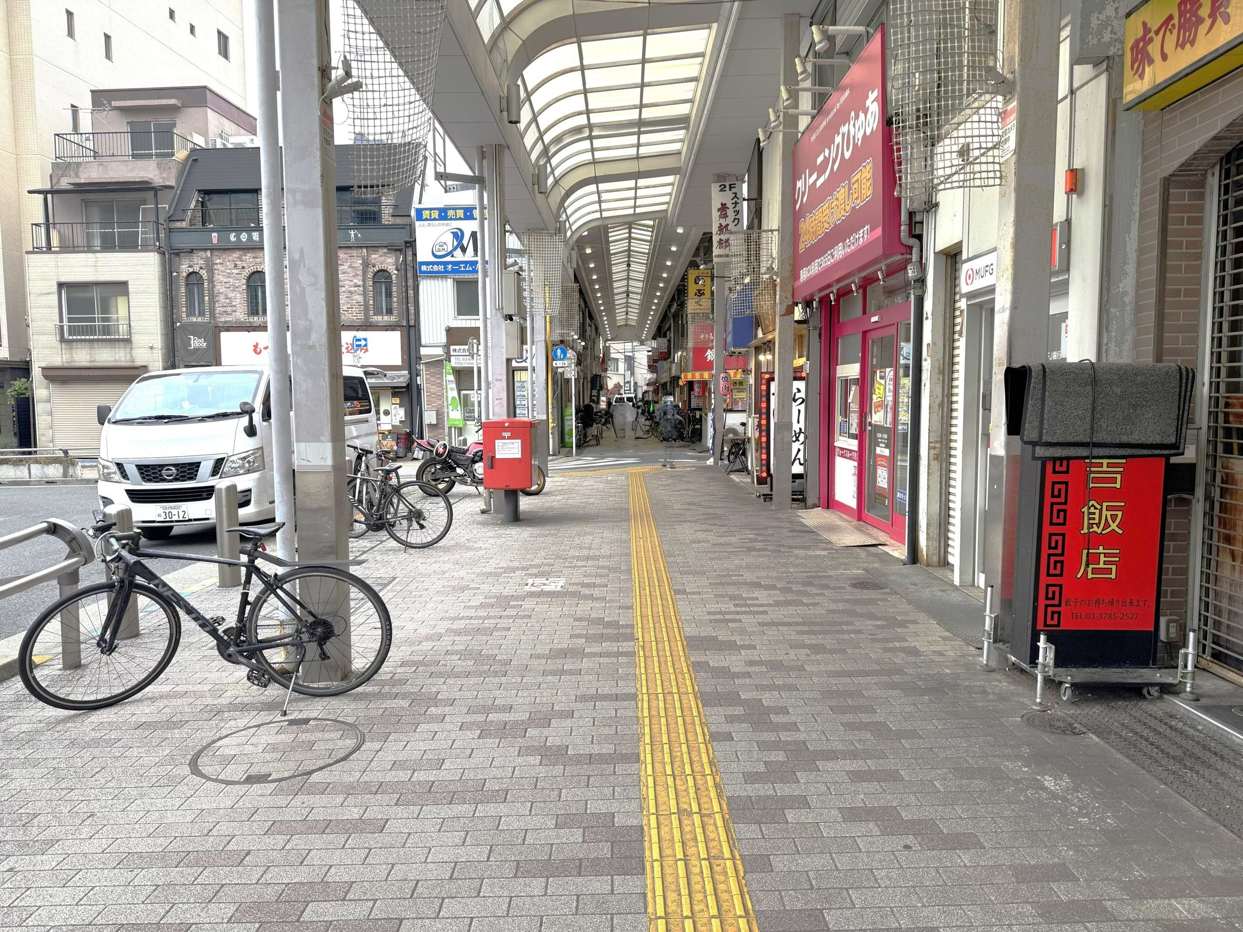 西小山商店街を50mほど直進します