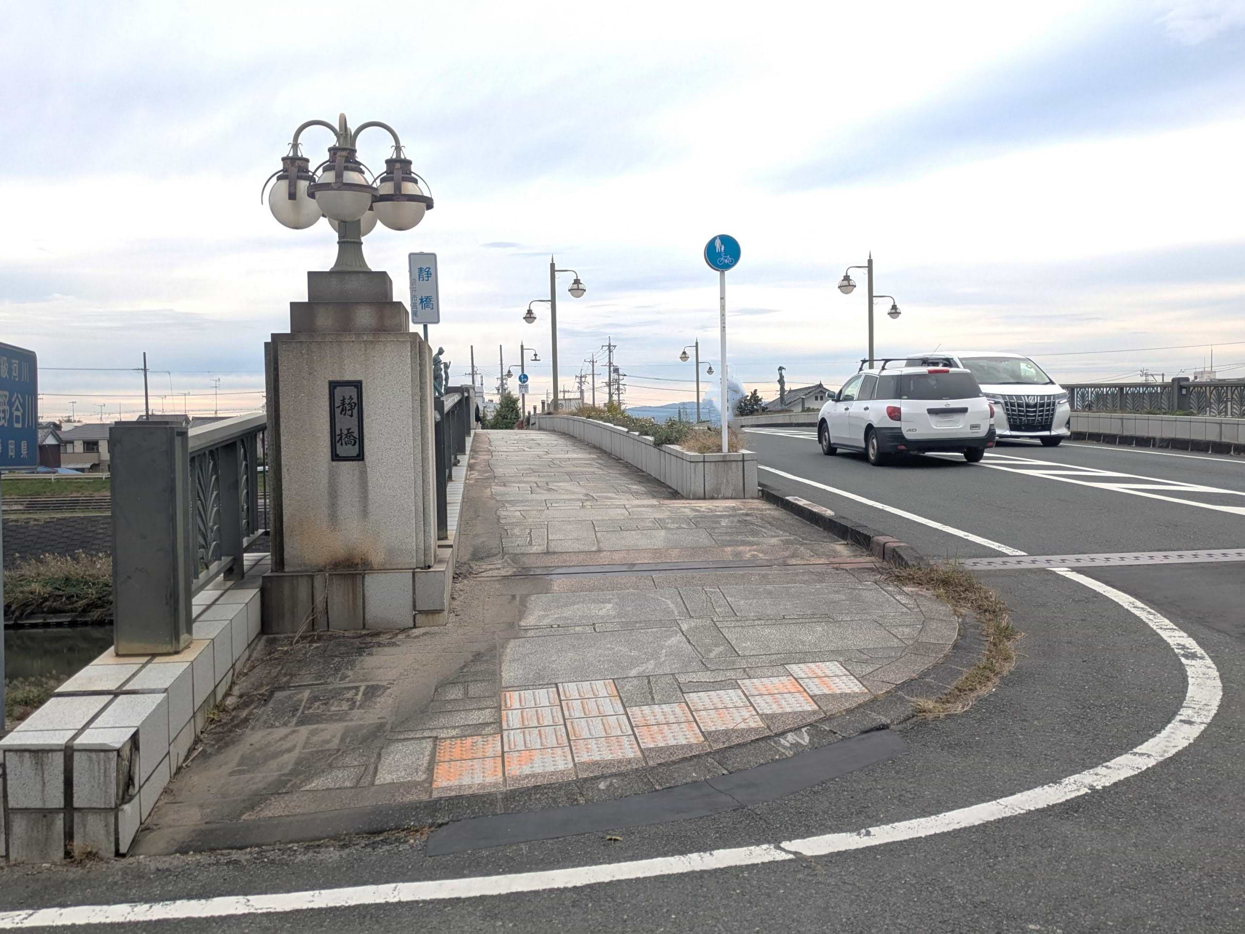 静橋を渡って350ｍ進むと右側に当店があります